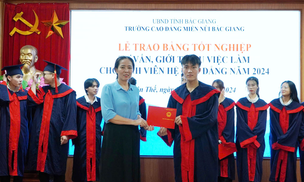 Trường Cao đẳng Miền núi Bắc Giang trao bằng tốt nghiệp cho 73 sinh viên trình độ cao đẳng|https://bgmc.edu.vn/zh_CN/chi-tiet-tin-tuc/-/asset_publisher/M0UUAFstbTMq/content/truong-cao-ang-mien-nui-bac-giang-trao-bang-tot-nghiep-cho-73-sinh-vien-trinh-o-cao-ang