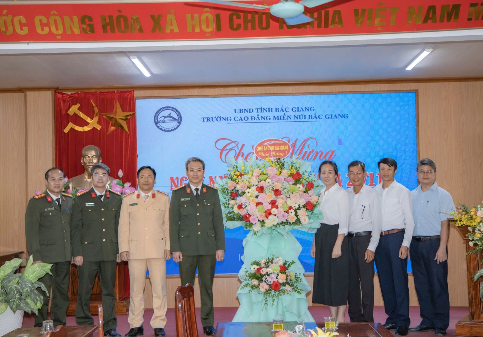 Công an tỉnh Bắc Giang chúc mừng Ngày Nhà giáo Việt Nam tại huyện Yên Thế|https://bgmc.edu.vn/chi-tiet-tin-tuc/-/asset_publisher/M0UUAFstbTMq/content/cong-an-tinh-bac-giang-chuc-mung-ngay-nha-giao-viet-nam-tai-huyen-yen-the